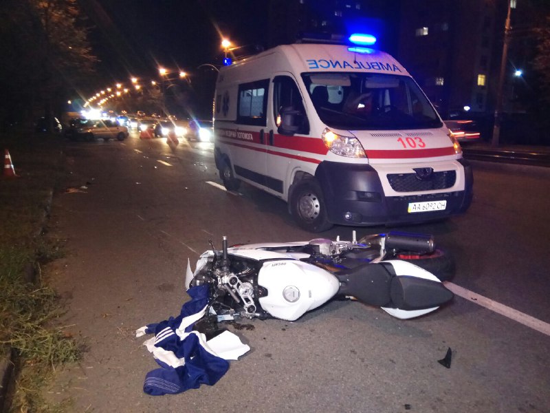 Мотоциклист скрылся, сбив насмерть женщину на Отрадном в Киеве (фото)