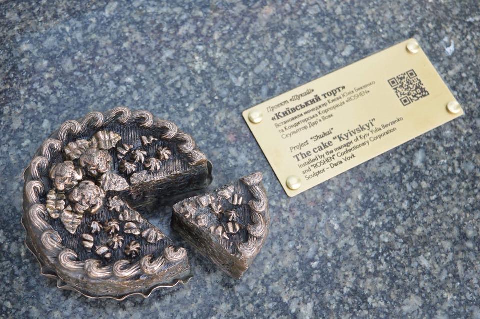 В Киеве отреставрировали поврежденную вандалами мини скульптуру киевского торта (фото, видео)