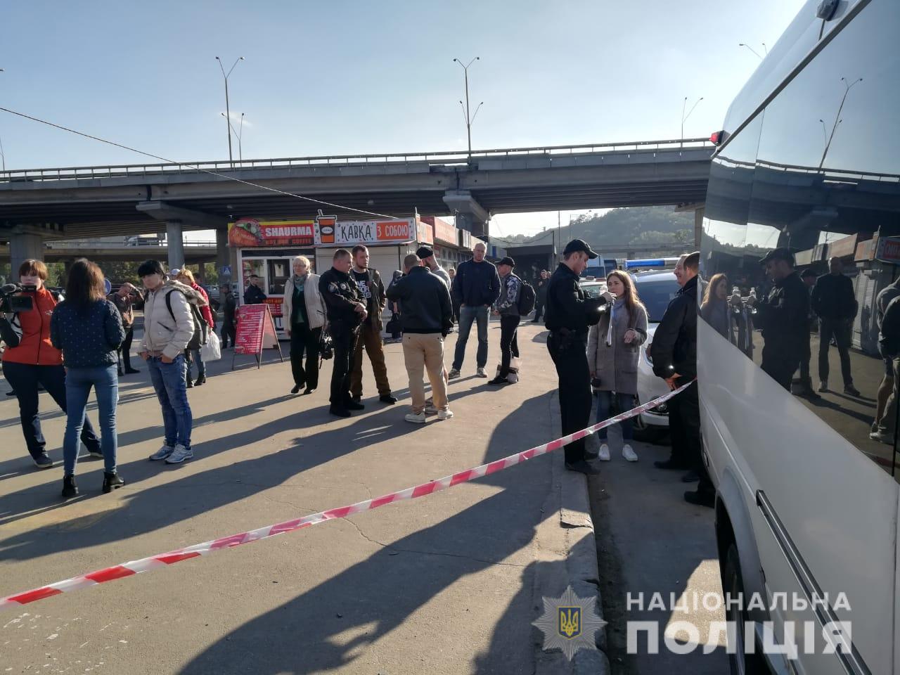 Полиция Киева задержала угрожавших оружием пассажирам маршрутки мужчин