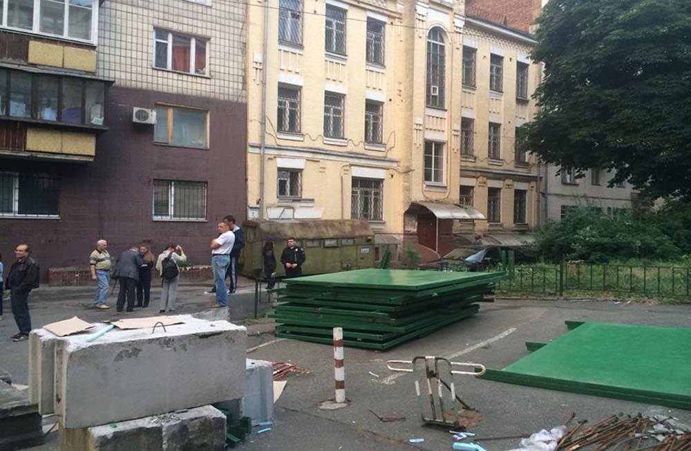 Виталия Кличко просят проверить законность строительства в Никольском переулке