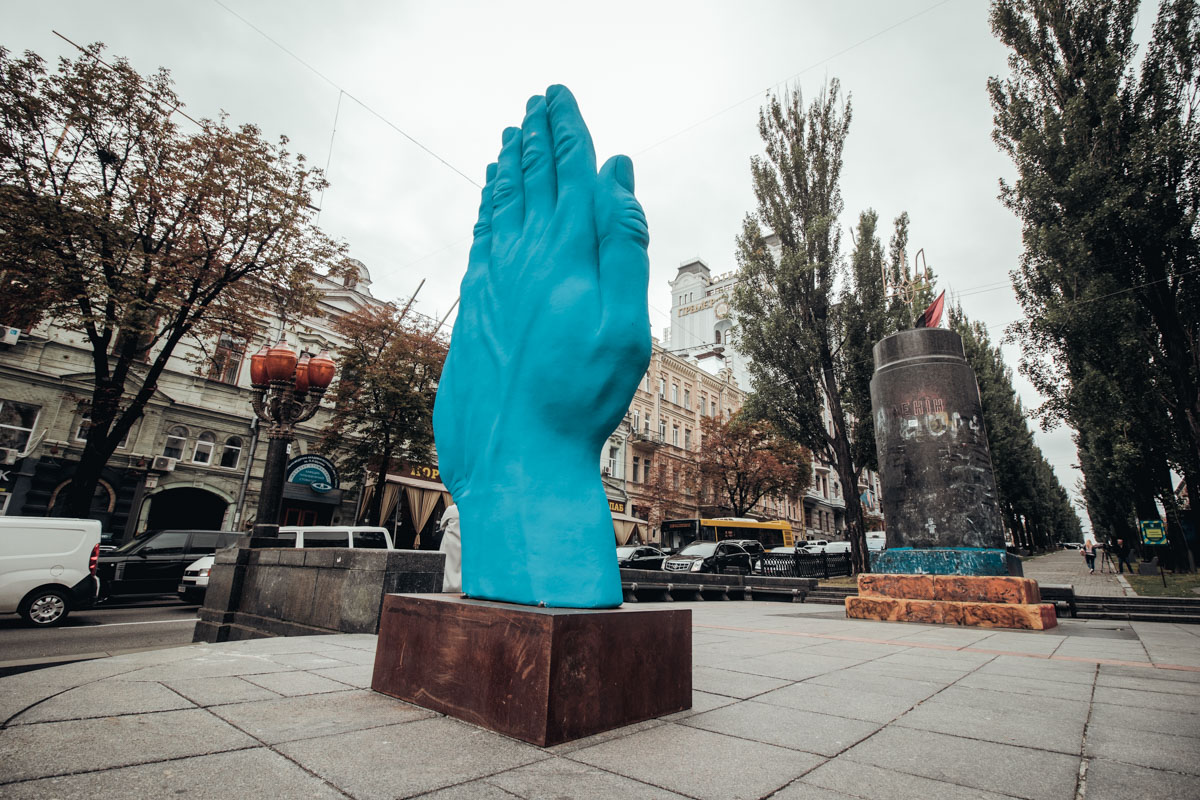 Возле постамента снесенного памятника Ленину на бульваре Тараса Шевченко появилась огромная синяя рука (фото)