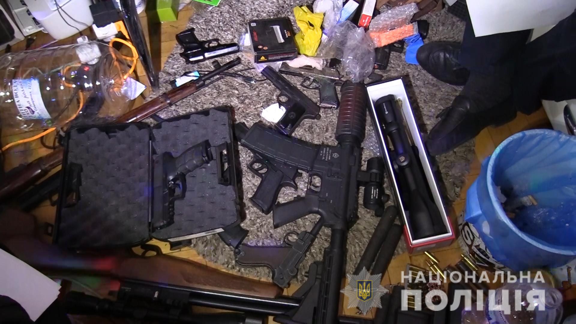В Киеве нетрезвый мужчина угрожал оружием соседям и правоохранителям (фото, видео)