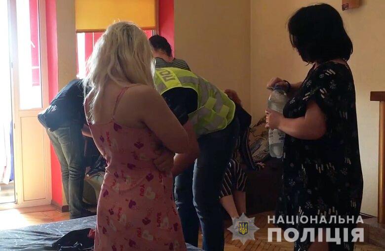 В центре Киева под видом массажного салона работал бордель (фото, видео)