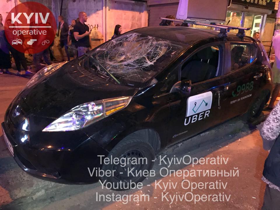 На столичной Оболони автомобиль такси сбил людей на остановке общественного транспорта (фото, видео)