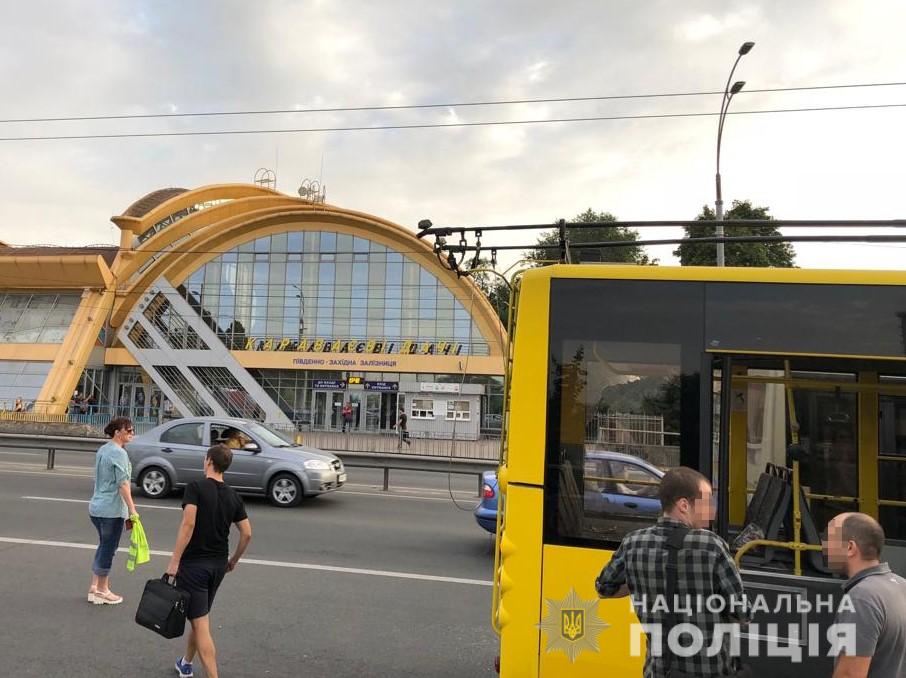 В киевском троллейбусе мужчина устроил стрельбу: пострадали правоохранители