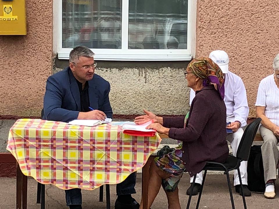В Яготине народному депутату пришлось проводить встречу с избирателями на улице (фото)