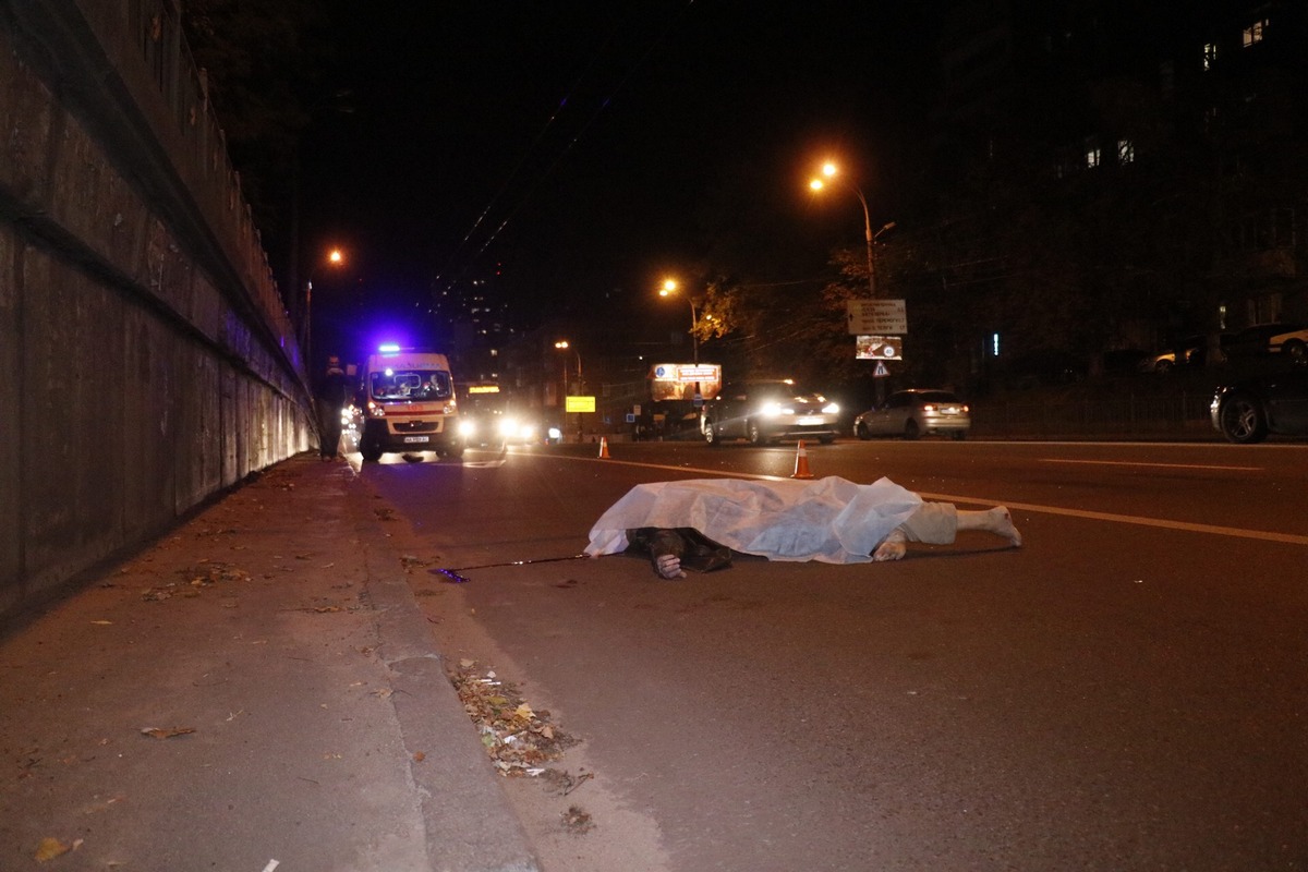 На улице Гетьмана в Киеве внедорожник сбил насмерть пешехода-нарушителя (фото, видео)