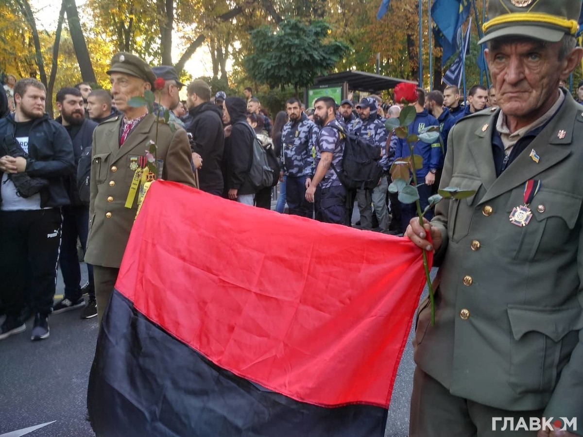 В центре Киева националисты прошли ежегодным маршем в честь годовщины создания УПА (фото, видео)