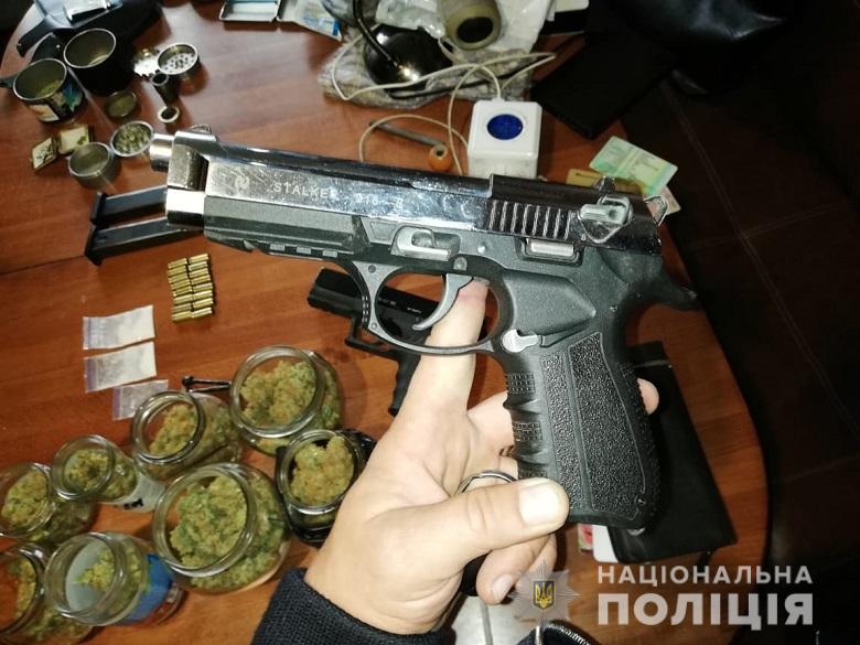 За хранение оружия и наркотиков задержан житель Киева (фото, видео)