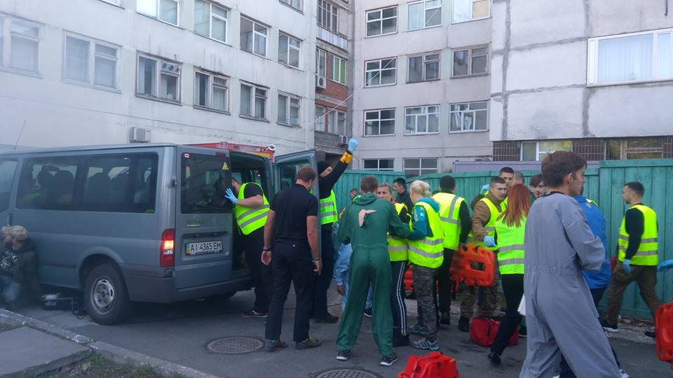 Жуткое ДТП произошло на территории больницы скорой помощи в Киеве, много пострадавших (фото, видео)