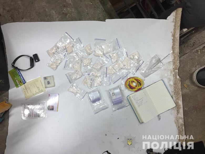 Столичные полицейские изъяли у киевлянина наркотики на 300 тыс. гривен (фото)