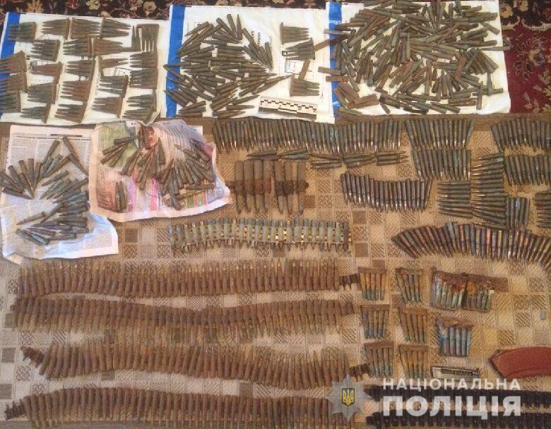 Полиция задержала киевлянина, который собрал дома “коллекцию” из 1000 патронов