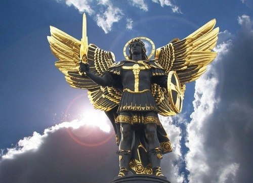 Нардеп Тимошенко увидел сатану в скульптуре Архангела Михаила на Майдане и просит Кличко принять меры