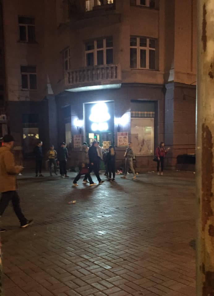 Группа несовершеннолетних разгромила магазин на столичной ул. Грушевского (фото)