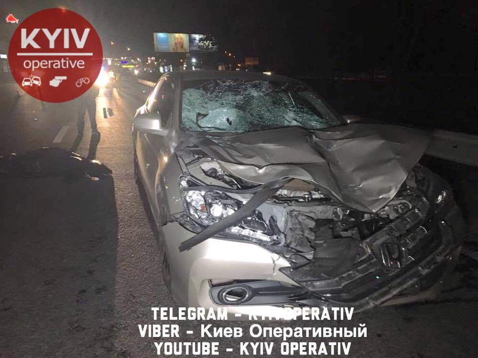 На Кольцевой в Киеве два пешехода погибли, пытаясь перебежать дорогу (фото, видео)