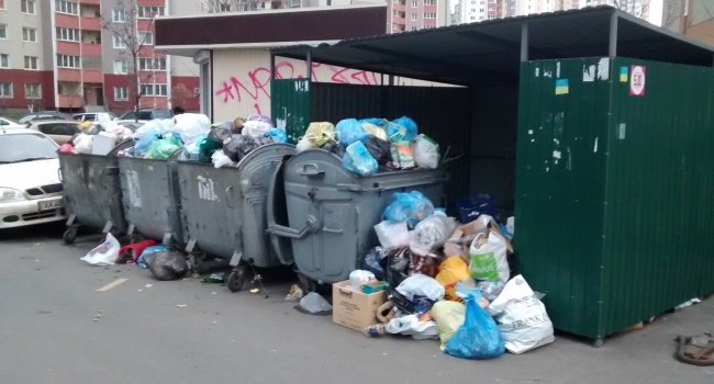 Коммунальщики упорно не хотят вовремя вывозить бытовой мусор на Печерске