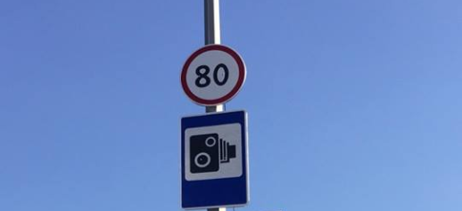 На проспекте Бажана в Киеве устанавливают знаки, разрешающие скорость движения 80 км/ч (фото)