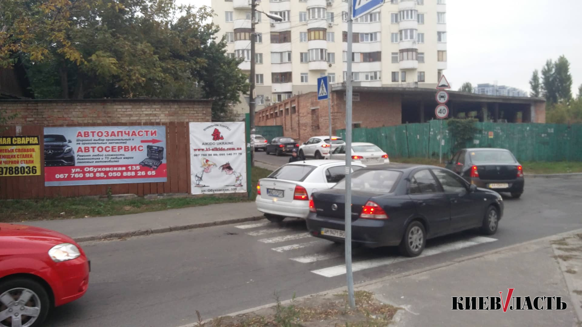 Киевляне опасаются дорожных трагедий на улице Обуховской (фото, видео)