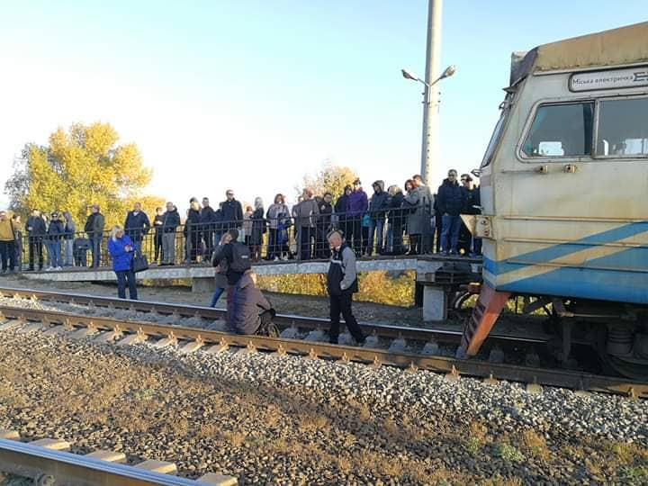 Жители Троещины заблокировали электричку из-за нехватки вагонов (фото, видео)