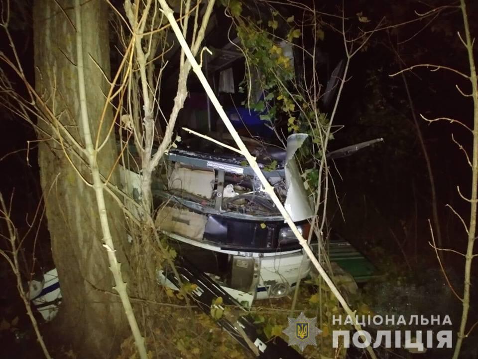 На Киевщине смертельное ДТП: автобус с пассажирами врезался в дерево (фото)