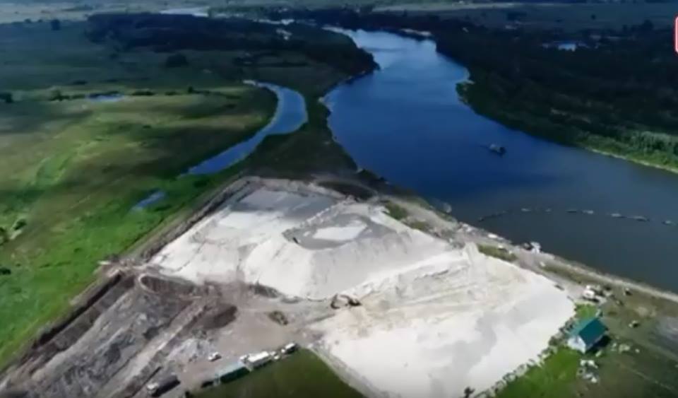 В результате незаконной добычи песка в Броварском районе некоторые частные земельные участки уходят под воду (видео)