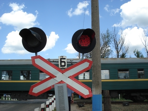 Завтра закроют движение автотранспорта на железнодорожном переезде в Калиновке Васильковского района