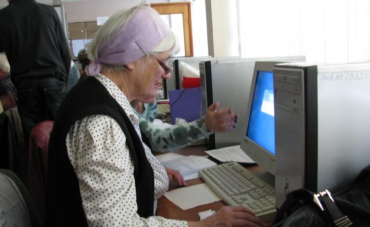 Киевских пенсионеров учат платить за квартиру через интернет
