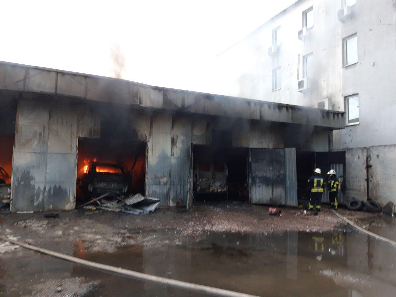 Ангар с автомобилями горел на Отрадном в Киеве (фото, видео)