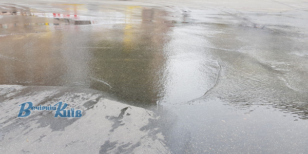 На Лукьяновке в Киеве вновь залило дорогу водой из-за прорыва трубы (фото)