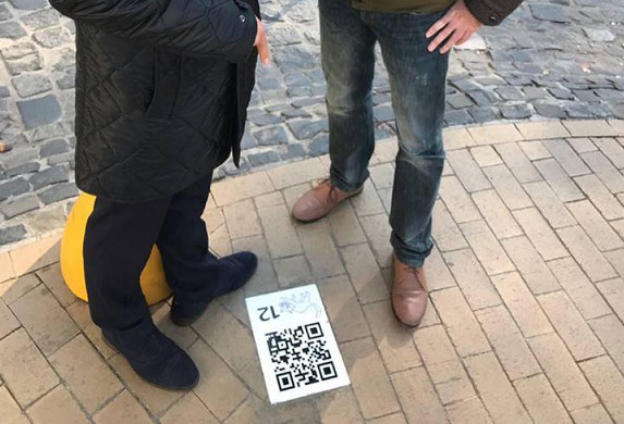 На Андреевском спуске вмонтировали специальную брусчатку с QR-кодами для туристов (фото)