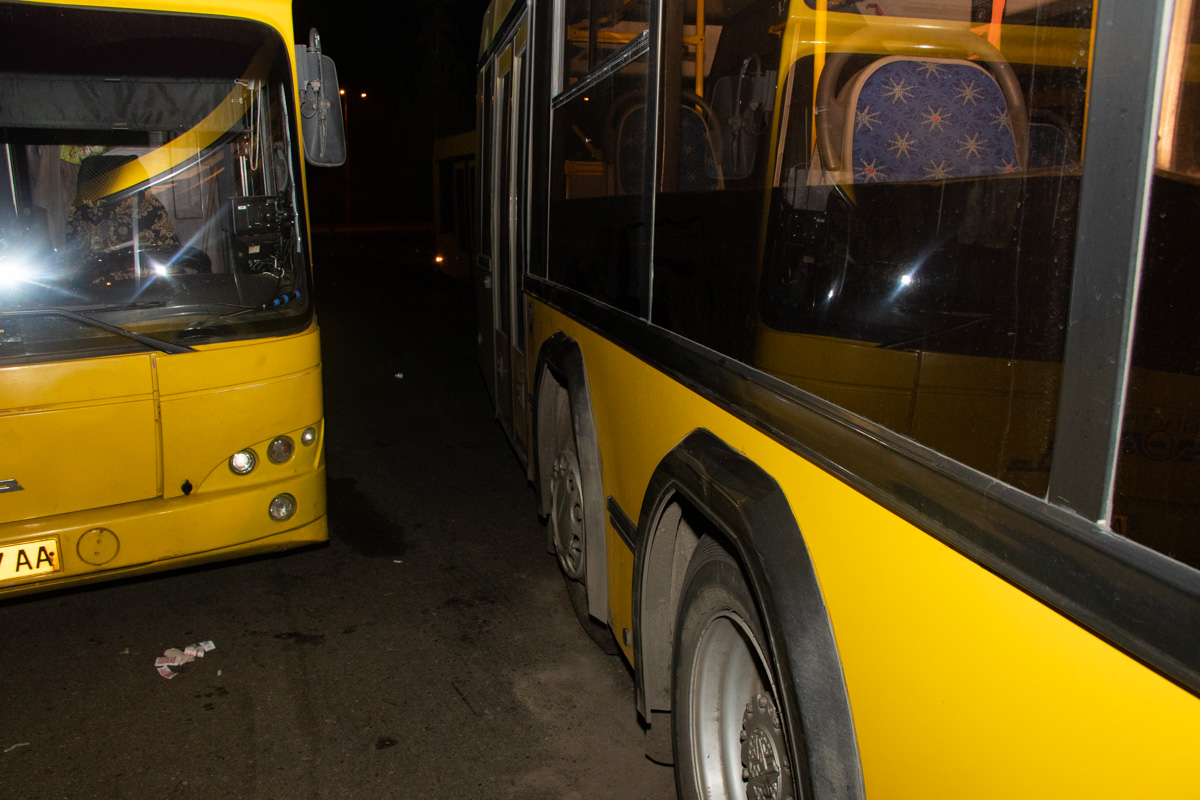На Красном хуторе в Киеве пожилую женщину-кондуктора насмерть зажало между двумя автобусами
