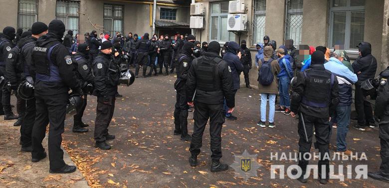 В правительственном квартале Киева задержана многочисленная группа молодых людей с дубинками и балаклавами (фото, видео)
