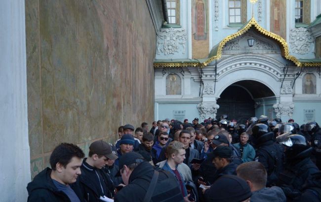 Правоохранители задержали в районе Киево-Печерской лавры около 100 человек (фото)