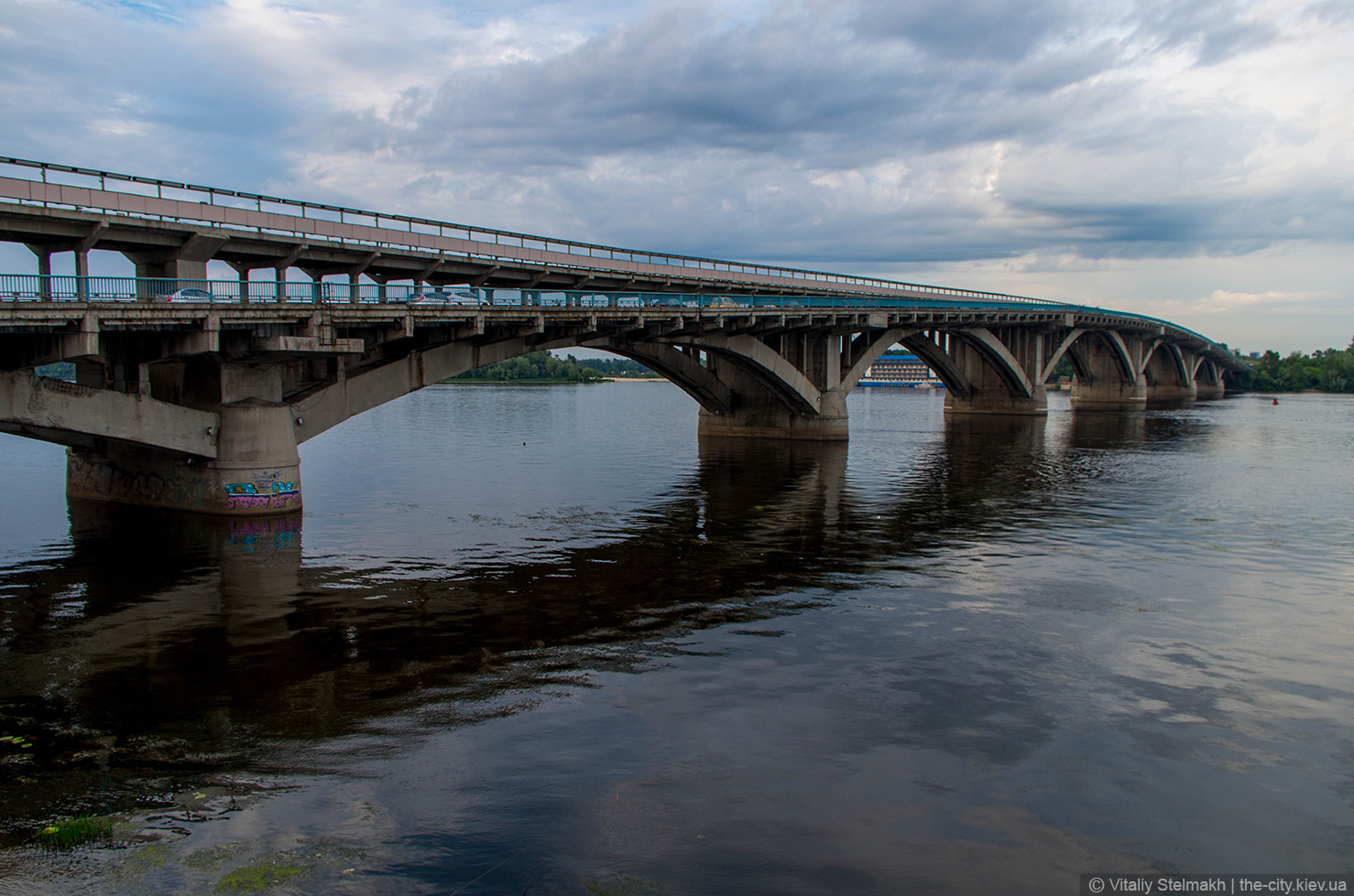 Возле моста Метро в Киеве обнаружена мина времен Второй мировой войны (фото, видео)