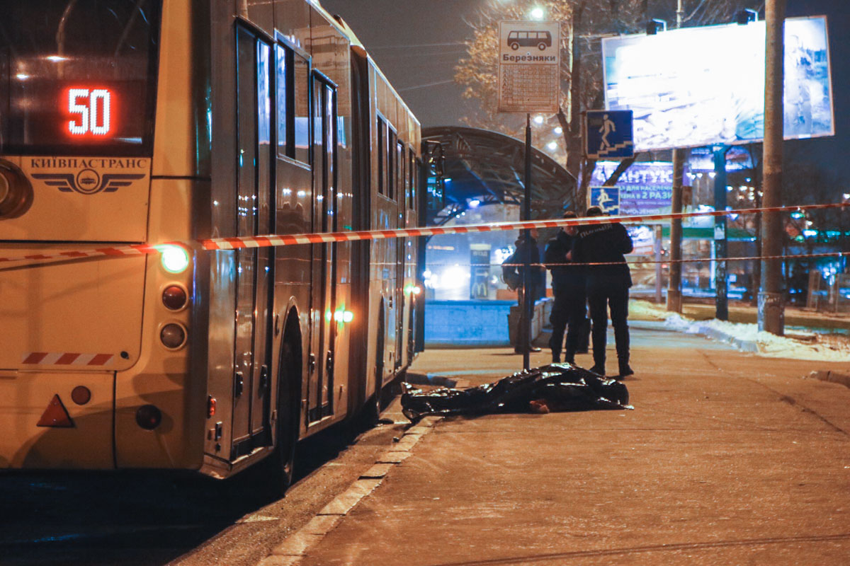 Рабочий аварийной бригады погиб во время выполнения ремонта троллейбуса №50 в Киеве (видео)