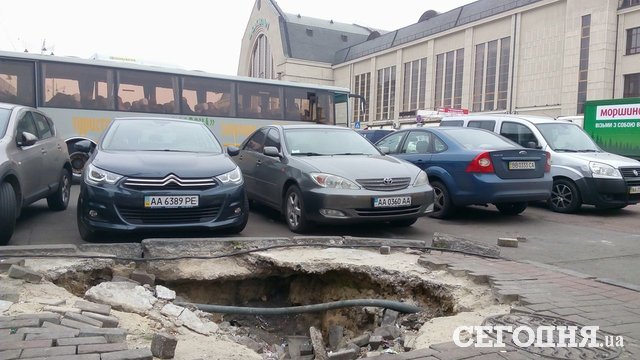 Столичные коммунальщики уже неделю не реагируют на огромную яму, образовавшуюся у входа в центральный ж/д вокзал