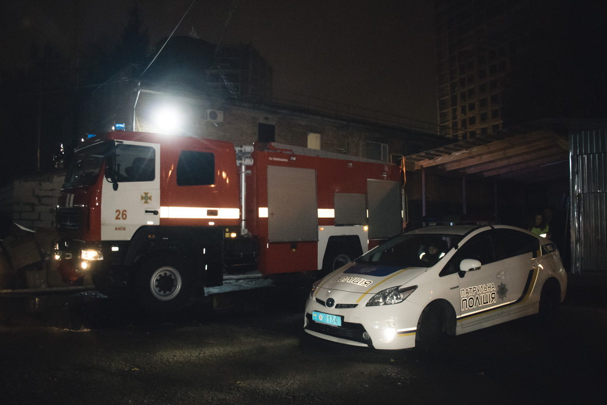 В Голосеевском районе ночью сгорела ночлежка бездомных (фото, видео)