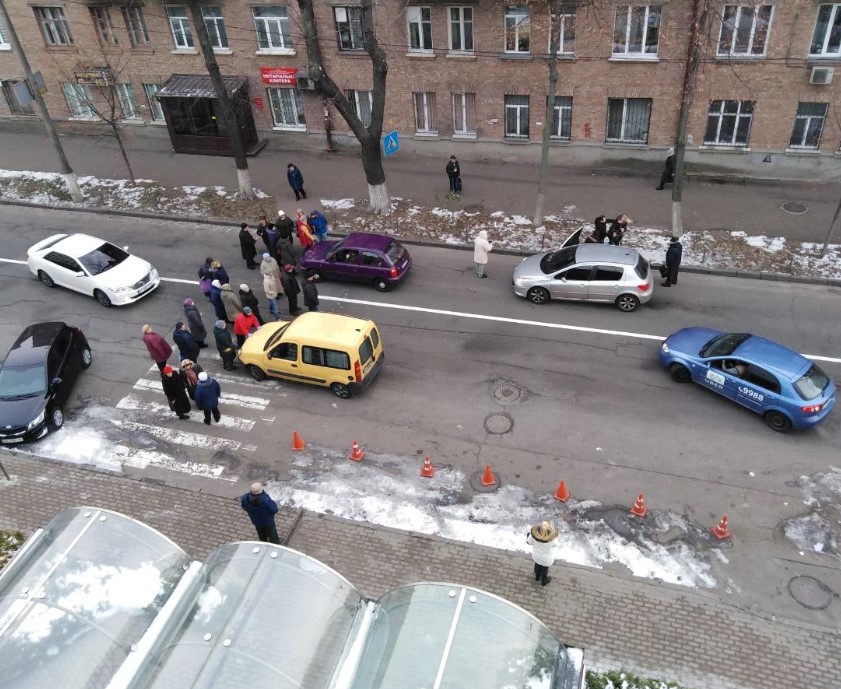 Жители улицы Зоологической в Киеве перекрыли дорогу из-за отсутствия отопления (фото, видео)