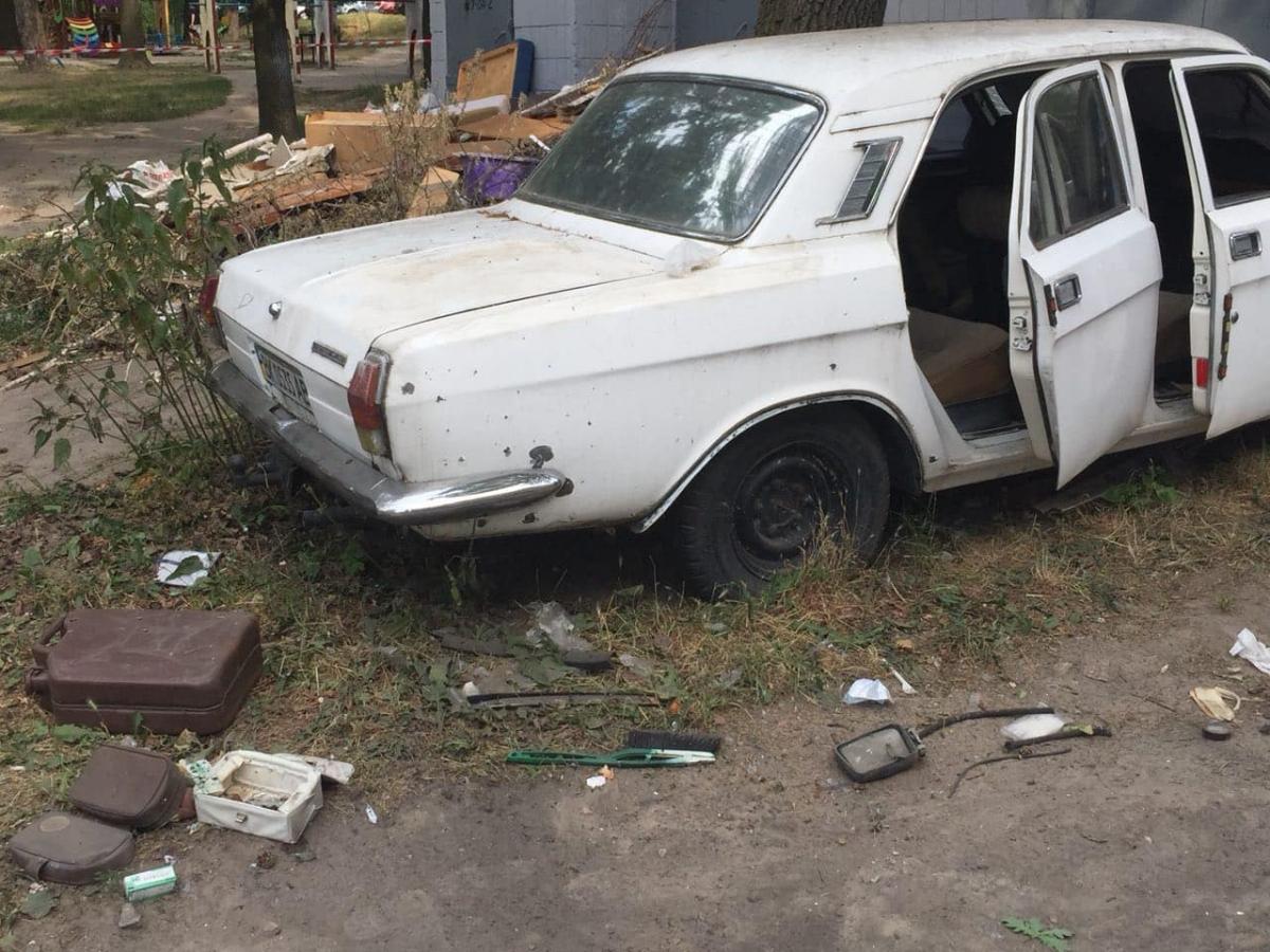 В Киеве растет количество брошенных автомобилей: эвакуировать их по-прежнему некому