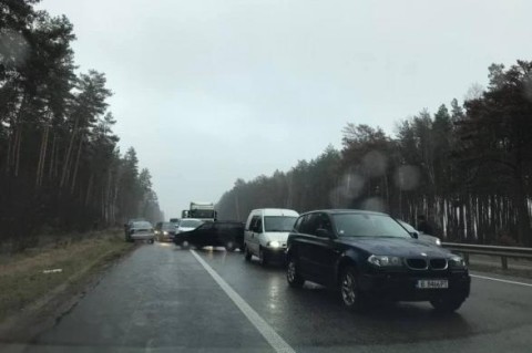 На Киевщине гололед спровоцировал многочисленные ДТП (фото, видео)