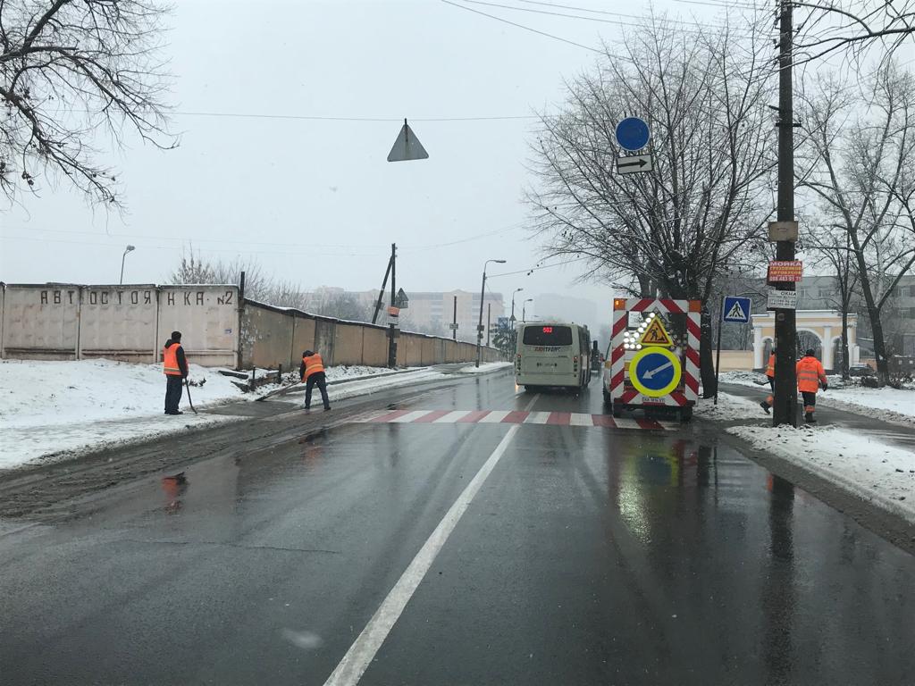 Коммунальщики для безопасности киевлян продолжают работы по очистке тротуаров от льда и снега - КГГА