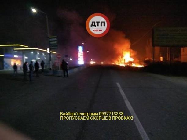 На Киевщине ночью сгорела автозаправка (фото, видео)