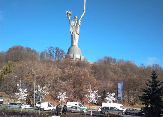 На площади в Печерском районе Киева установили пять 3D снежинок