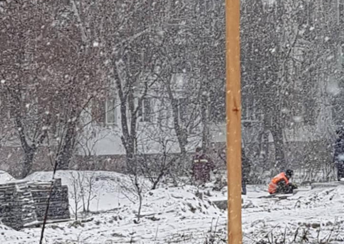В Бортничах к зиме решили начать ремонтировать сквер, рабочие укладывают плитку прямо в грязь