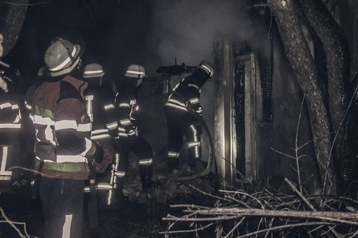 На столичных Русановских садах ночью сгорел дом, в котором проживали ромы (фото, видео)