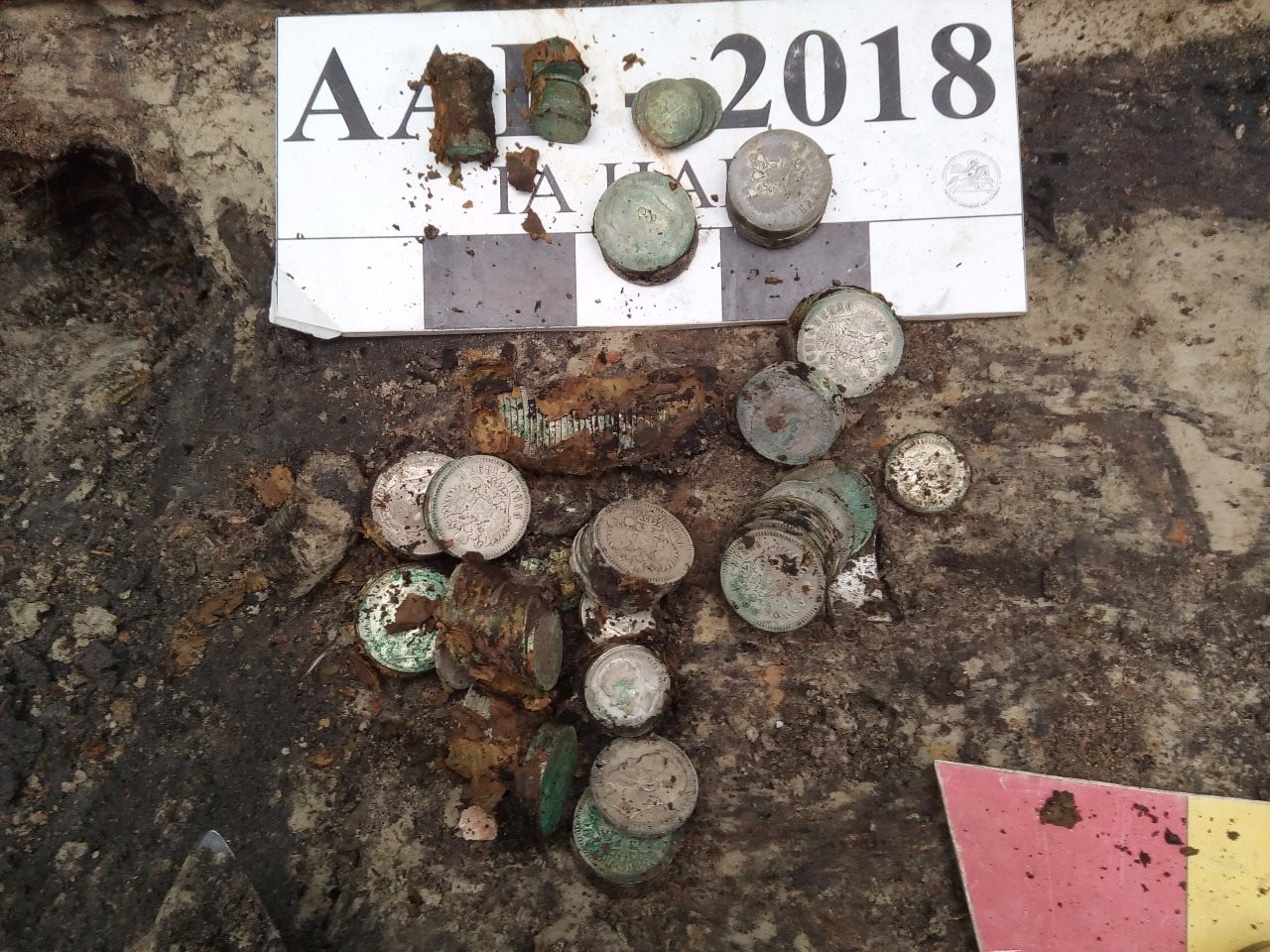 Археологи нашли в Киеве клад с серебряными монетами (фото)