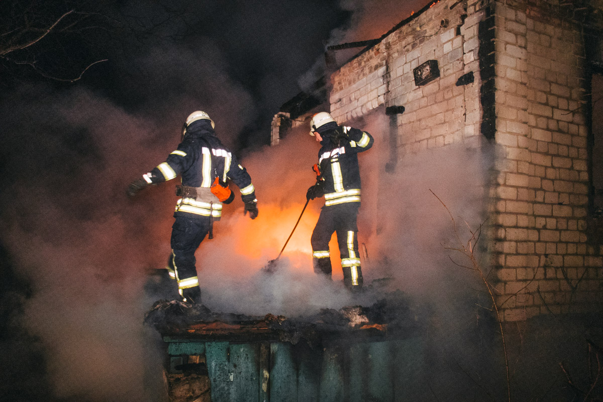 Ночью на Русановских садах в Киеве дотла сгорел частный дом (фото, видео)