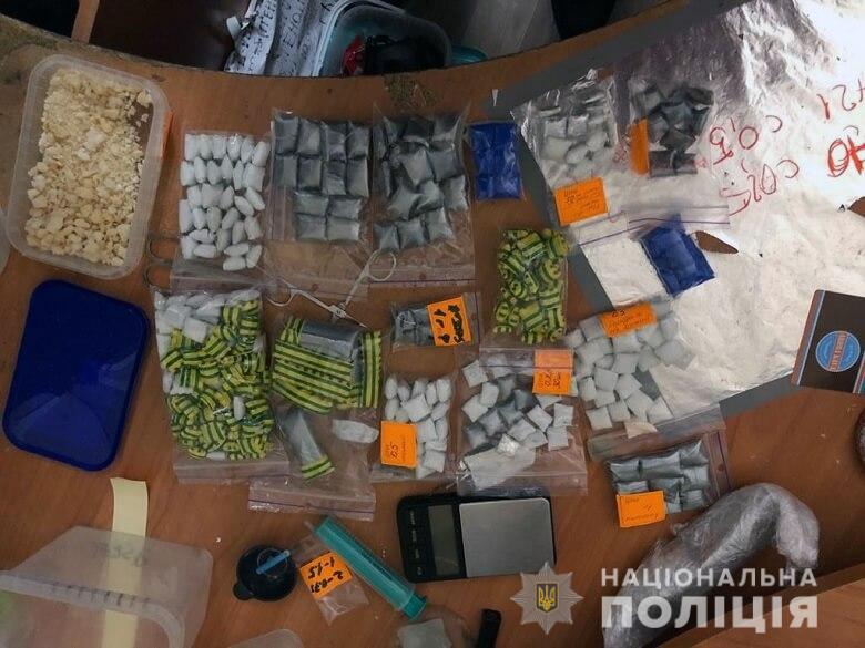 У 24-летнего парня в Киеве изъяли около килограмма наркотиков (фото, видео)