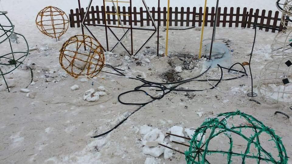 Новогоднюю фотозону в Дарницком районе Киева разгромил местный житель (фото)