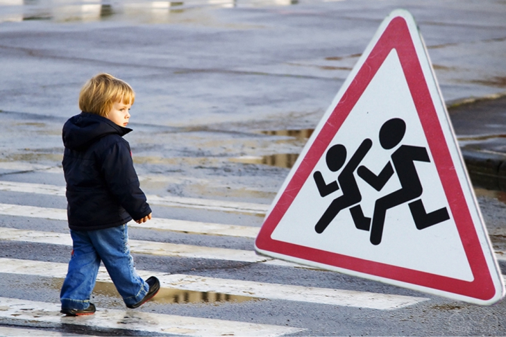 Прокуратура в суде требует от киевских властей обезопасить участки дорог у школ и детсадов